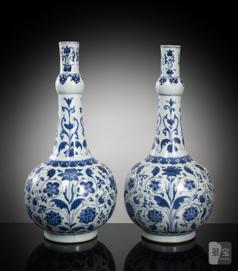 Two fine underglaze blue porcelain bottle vases - 图1